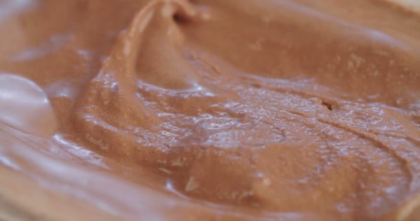 Close up tiro de sorvete de chocolate com colher de sorvete — Vídeo de Stock