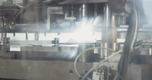 Eine 250 Tonnen schwere Stanzpresse zur Herstellung von Metallteilen — Stockvideo