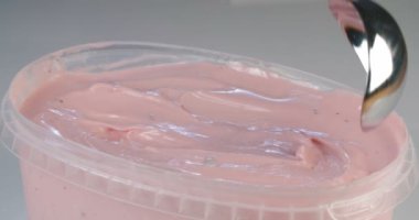 Bir top scooping ile makro çekim çilek dondurma
