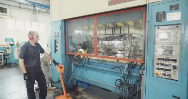 Una prensa perforadora de 250 toneladas que fabrica piezas metálicas — Vídeo de stock