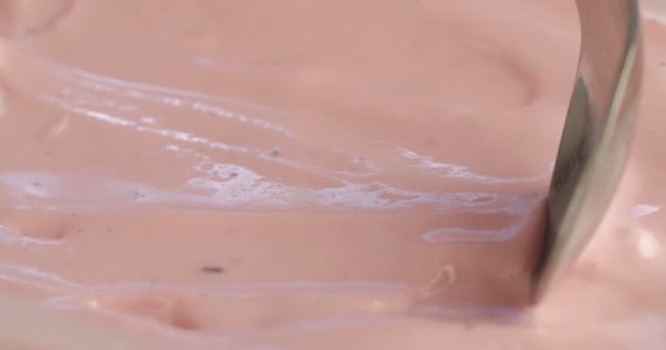 Макрошот с мороженым из ягод с шариком — стоковое видео