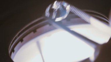 Bir gemologist büyük 3 karat elmas mikroskopla inceleme