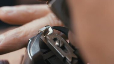 Büyük bir elmas işleme sırasında teftiş bir elmas Parlatıcı makro çekim