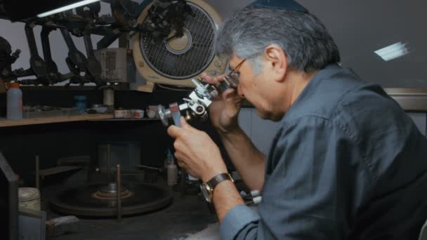 Ramat Gan, Israël, juli 21 2016 - een diamant polijstmachine werken in een workshop diamant verwerking — Stockvideo