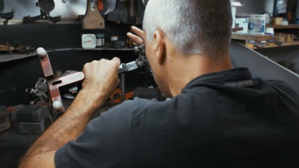 RAMAT GAN, ISRAEL, JULHO 21 2016 - Um polidor de diamantes trabalhando em uma oficina de processamento de diamantes — Vídeo de Stock