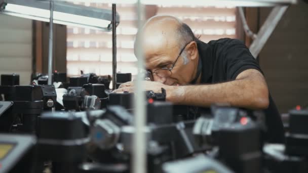 Ramat gan, israel, 21. Juli 2016 - ein Diamantpolierer arbeitet in einer Diamantverarbeitungswerkstatt — Stockvideo