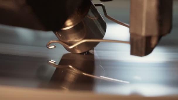 Макрознімок автоматичної машини для полірування алмазів на роботі — стокове відео
