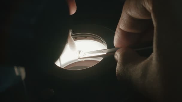 检查大 3 克拉的钻石，在显微镜下的宝石 — 图库视频影像