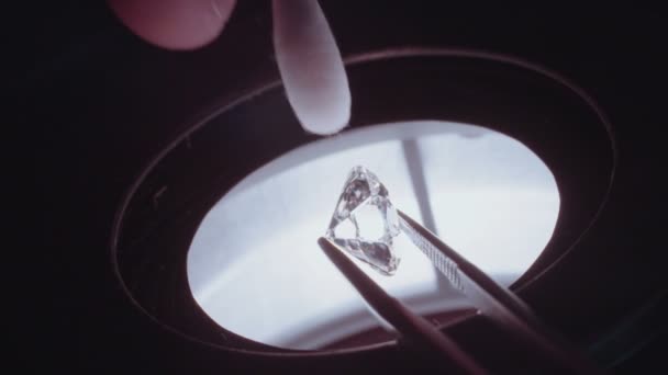 Een inspectie van een grote 3 karaat diamant onder een Microscoop edelsteenspecialist — Stockvideo