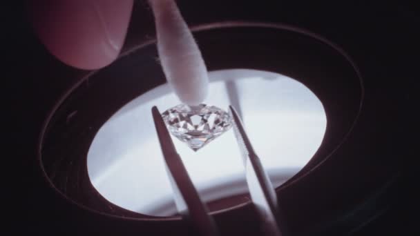Gemologist inspekci velké 3 carat diamond pod mikroskopem