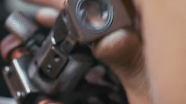 Macro shot d'une polisseuse à diamant inspectant un gros diamant pendant le traitement — Video