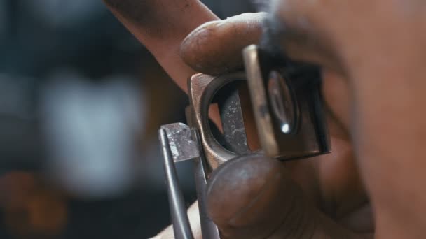 Macro shot di un lucidatore di diamanti che ispeziona un grande diamante durante la lavorazione — Video Stock