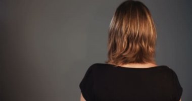 genç kadın yüz ifadeleri yapma