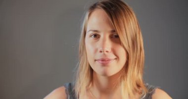 genç kadının yanıp sönüyor