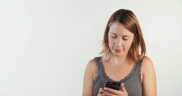 Mujer joven haciendo expresiones faciales — Vídeos de Stock