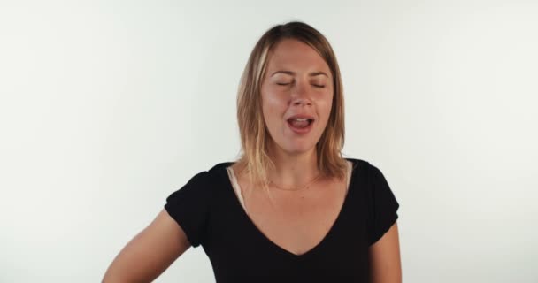 Młoda kobieta, co wyraz twarzy — Wideo stockowe
