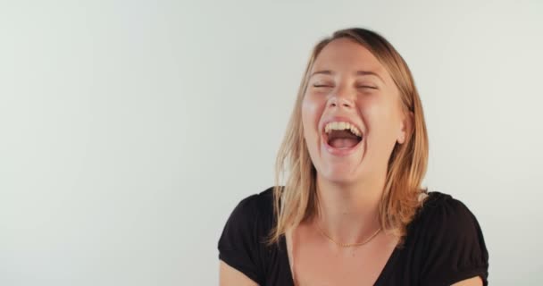 Молода жінка робить вирази обличчя — стокове відео