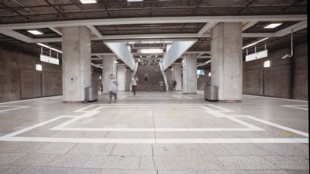 Mensen in metrostation — Stockvideo