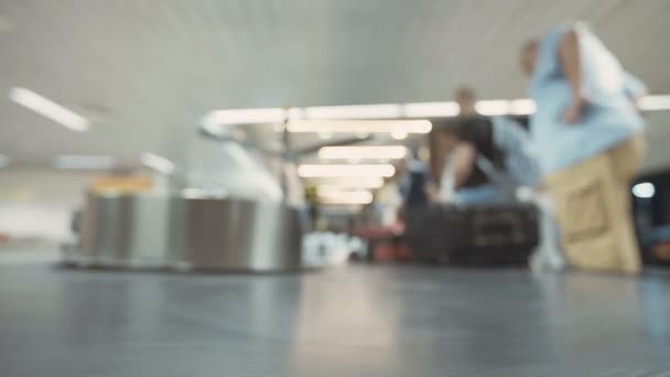 Багаж на конвеєрі в аеропорту — стокове відео