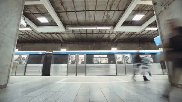 Mensen in metrostation aan boord van de treinen — Stockvideo