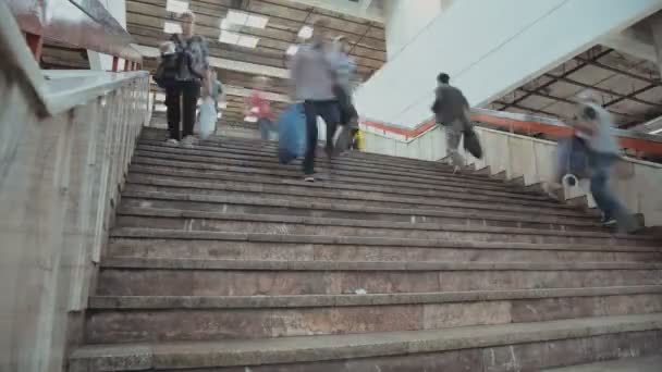 Pessoas na estação de metro — Vídeo de Stock