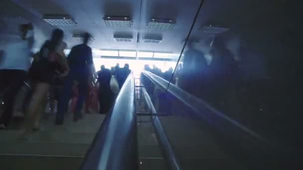 Mensen in metrostation — Stockvideo