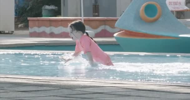 Menina feliz na piscina — Vídeo de Stock