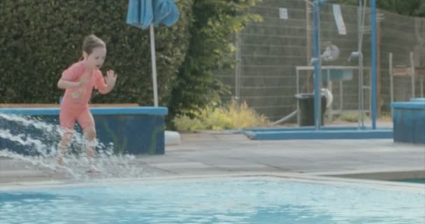 Glückliches Mädchen im Schwimmbad — Stockvideo