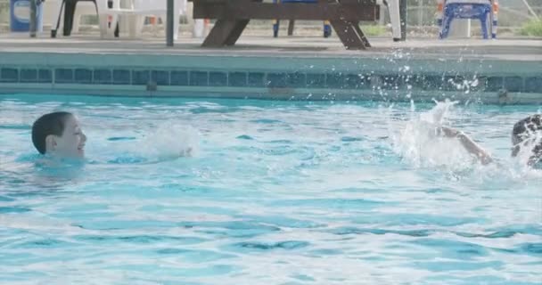 Yüzme havuzunda oynayan iki çocuk. — Stok video