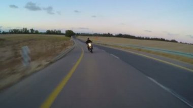 Bir eğri kırsal yolda sürüş spor motosiklet