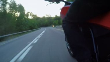 POV shot yüksek hızda sürüş bir eğri kırsal yolda bir spor motosiklet