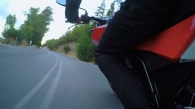 POV shot yüksek hızda sürüş bir eğri kırsal yolda bir spor motosiklet
