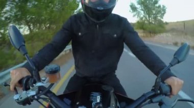 POV shot yüksek hızda sürüş bir eğri kırsal yolda bir spor motosiklet