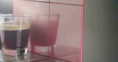 El makine espresso bardağı alarak