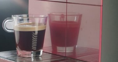 El makine espresso bardağı alarak