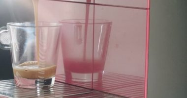 Espresso makinesi kahve yapıyor.