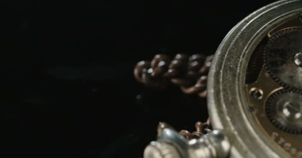 Macro tiro de un reloj de bolsillo vintage — Vídeo de stock