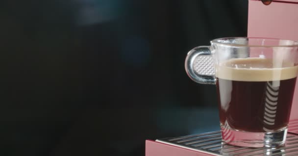 Rukou, přičemž šálek na espreso z počítače — Stock video