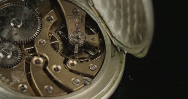 Macro-opname van een vintage pocket watch — Stockvideo