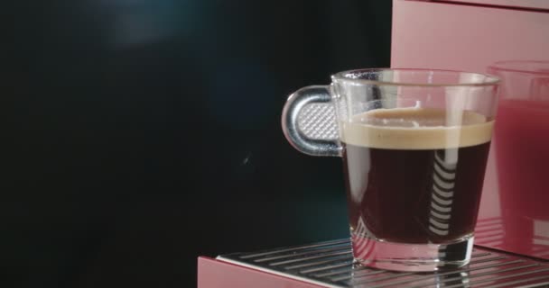 El makine espresso bardağı alarak — Stok video