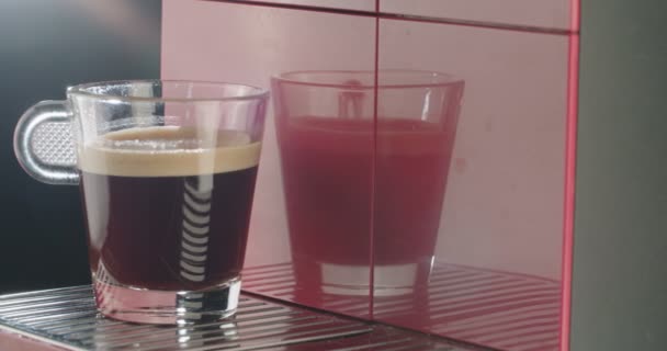 Prendre à la main Espresso tasse de la machine 