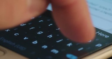Tipik bir smartphone klavye üzerinde parmak