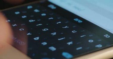 Tipik bir smartphone klavye üzerinde parmak