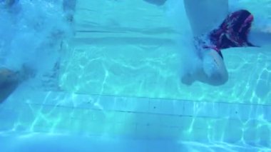 Sualtı çekim atlama ve bir yüzme havuzunda dalış iki çocuk