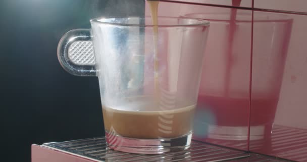 Espresso makinesi kahve yapıyor. — Stok video