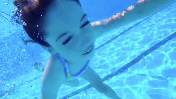 Tiro subaquático de duas crianças pulando e mergulhando em uma piscina — Vídeo de Stock