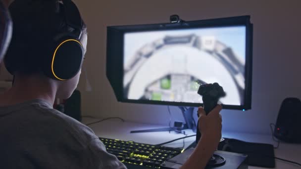 Niño jugando un simulador de vuelo con auriculares — Vídeo de stock