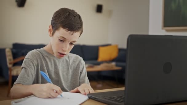 Νεαρό αγόρι παρακολουθεί ένα online μάθημα κατά τη διάρκεια του κλειδώματος COVID-19 — Αρχείο Βίντεο