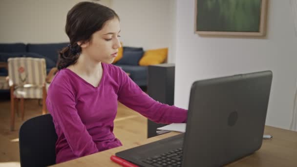 Adolescente que asiste a una lección en línea durante el encierro de COVID-19 — Vídeo de stock