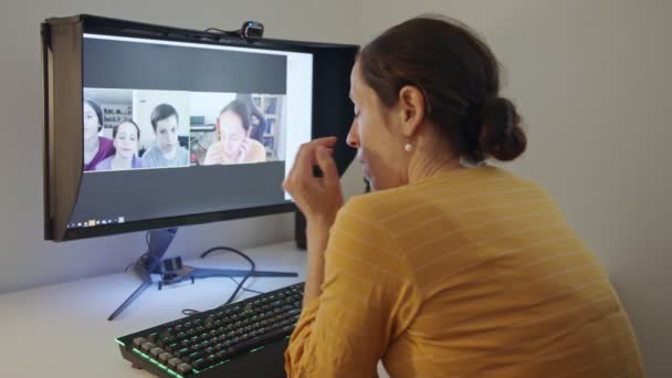 Moeder in gesprek met haar kinderen online op de computer tijdens de COVID-19 lockdown — Stockvideo